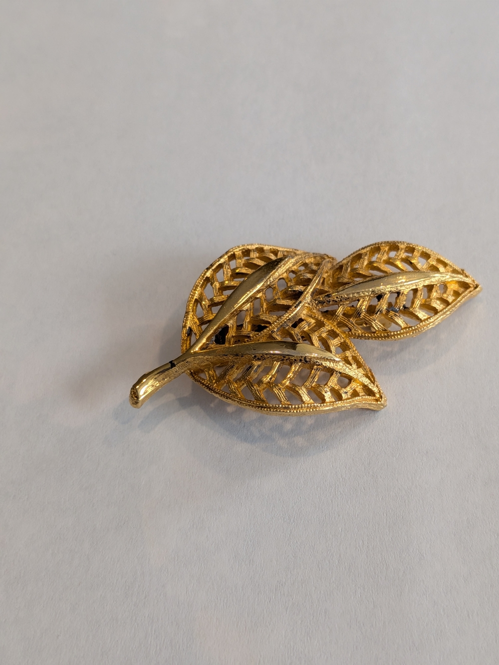 Vintage Gold Leaf Brooch Pin - Elegant Women Jewelry